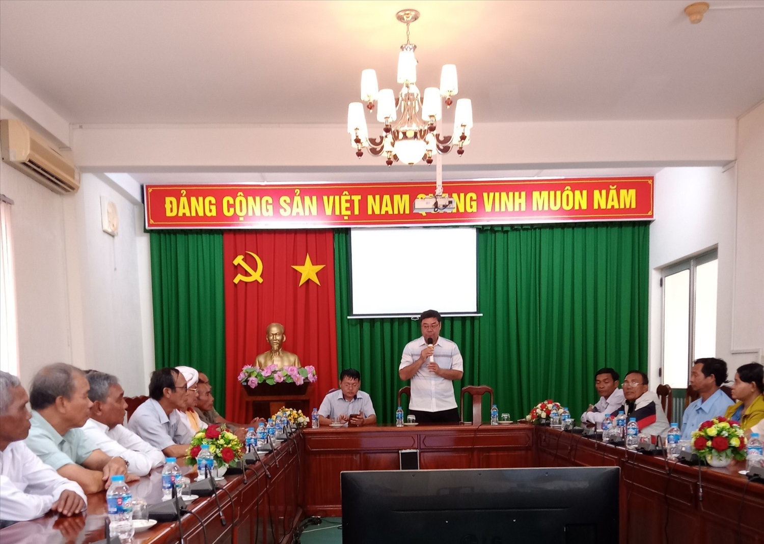 Đoàn Người có uy tín tỉnh Bình Thuận thăm, làm việc với Vụ Công tác dân tộc địa phương tại Cần Thơ Đoàn Người có uy tín tỉnh Bình Thuận thăm, làm việc với Vụ Công tác dân tộc địa phương tại Cần Thơ