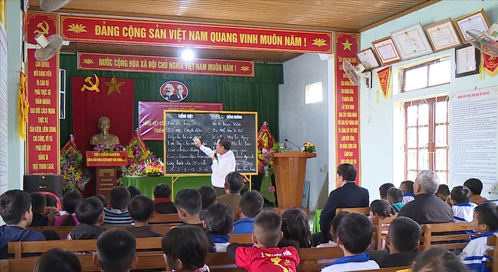 Ông Tuyên lên lớp giảng dạy tiếng Mường cho bà con dân bản