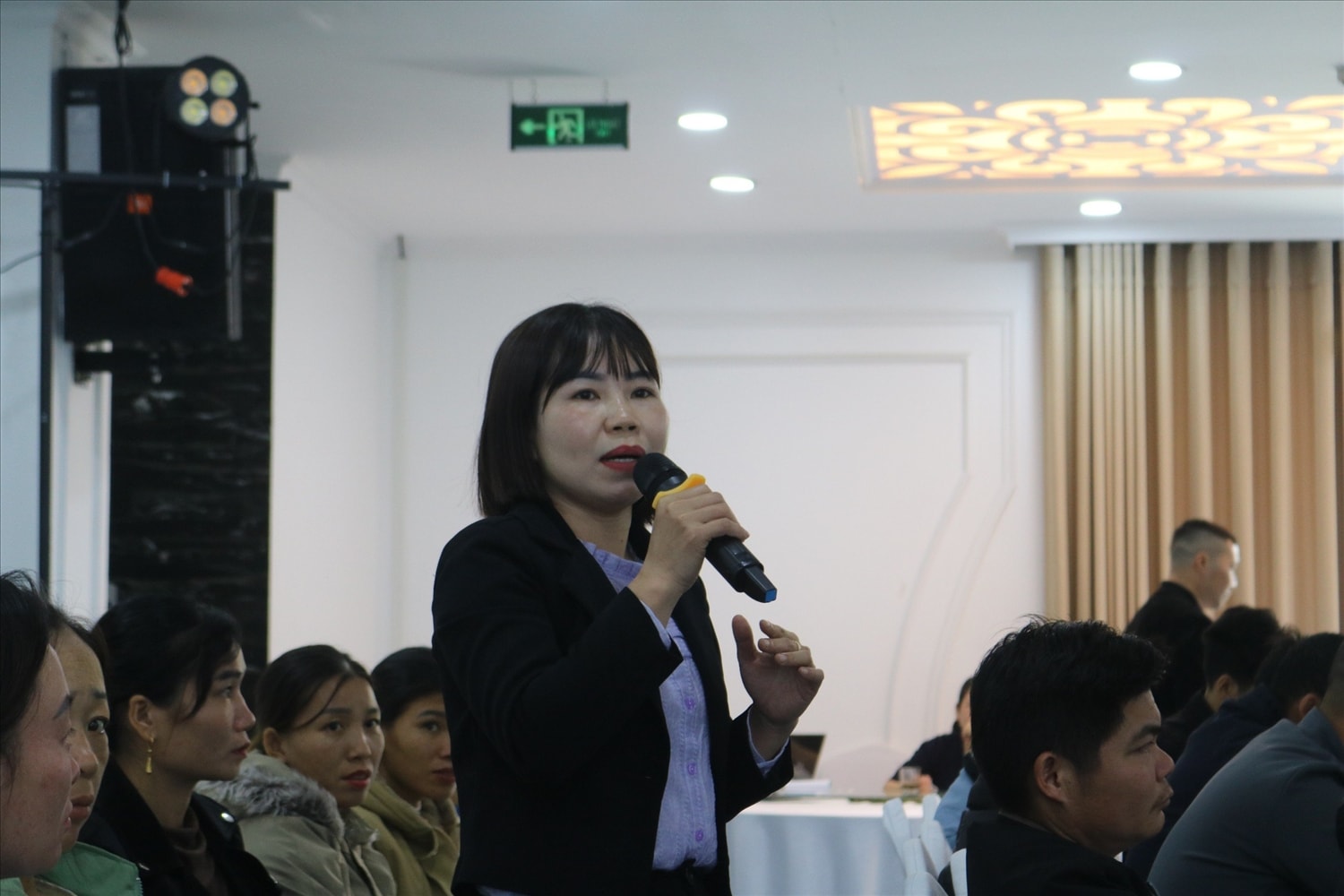 Đại biểu đặt câu hỏi tại buổi tọa đàm.