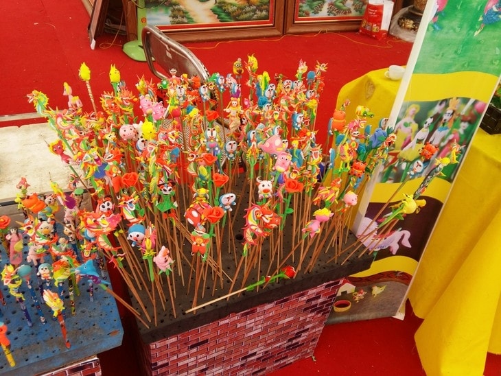 Những con giống tò he được tạo ra từ bột với đủ hình dáng, màu sắc từ đôi tay nghệ nhân làng Xuân La, huyện Phú Xuyên (Hà Nội )