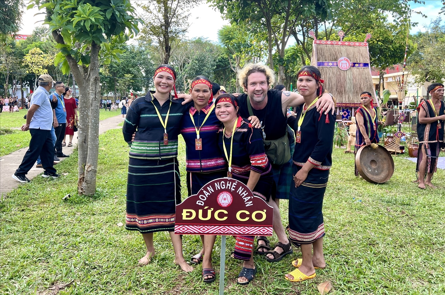 Du khách nước ngoài chụp ảnh cùng nghệ nhân Gia Rai tại Festival cồng chiêng tỉnh Gia Lai Du khách nước ngoài chụp ảnh cùng nghệ nhân Gia Rai tại Festival cồng chiêng tỉnh Gia Lai