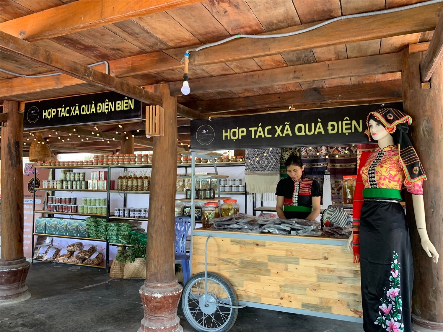 Gian hàng của HTX Quà Điện Biên tham gia xúc tiến thương mại Gian hàng của HTX Quà Điện Biên tham gia xúc tiến thương mại