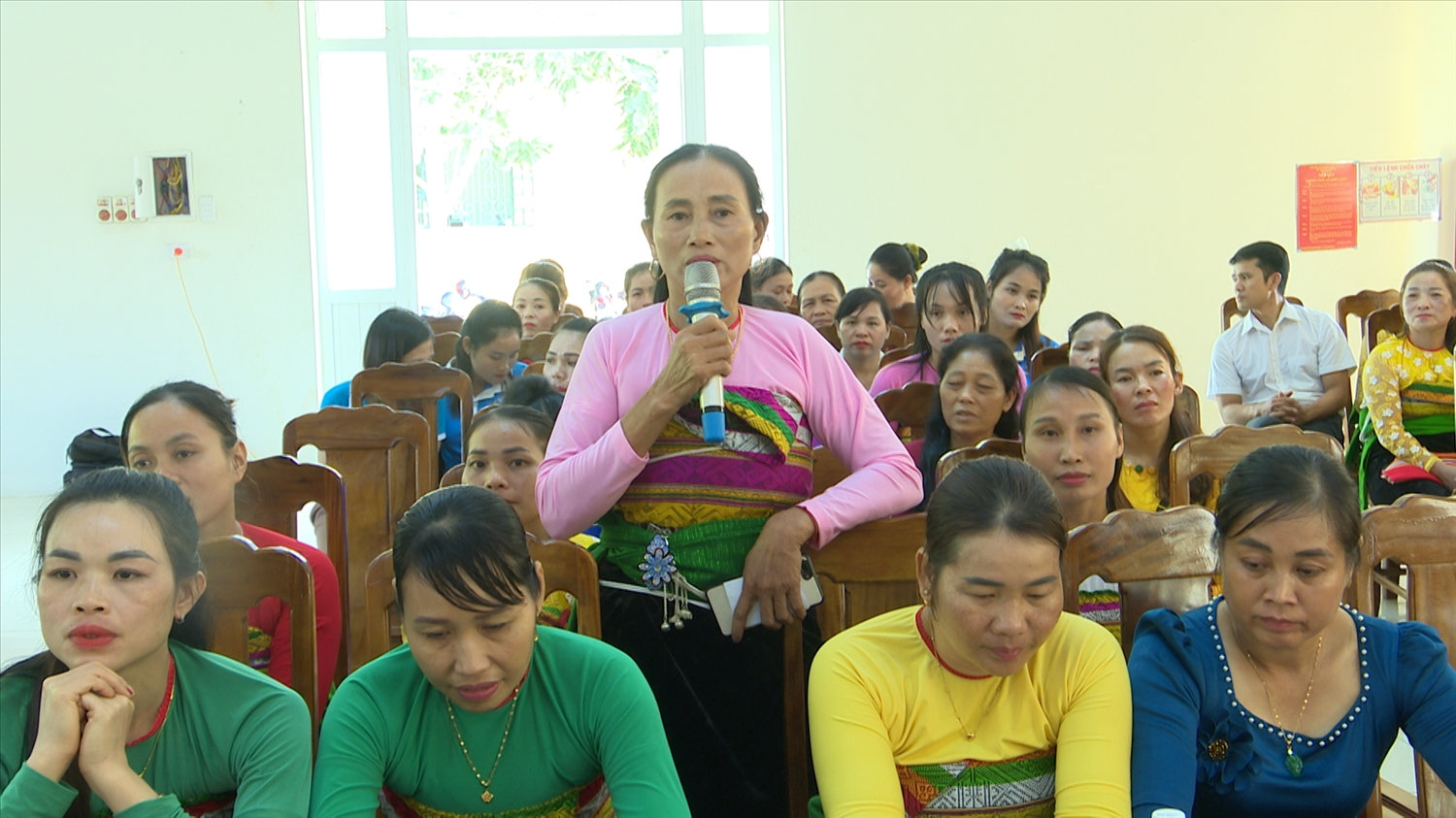 Để hoạt động PBGDPL đạt hiệu quả cao địa phương đã lựa chọn nhiều hình thức PBGDPL cho người dân tại thôn, bản