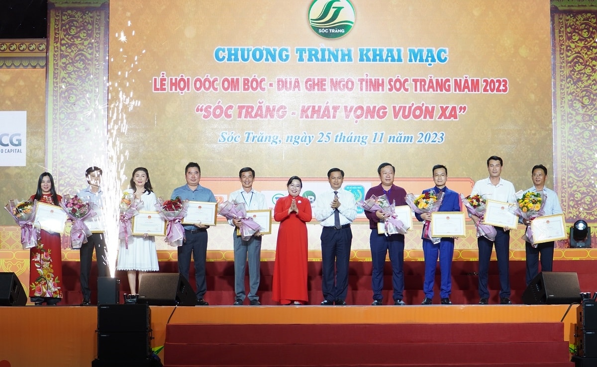 Bà Hồ Thị Cẩm Đào, Phó bí thư thường trực tỉnh Ủy, Chủ tịch HĐND tỉnh và ông Trần Văn Lâu, Phó bí thư tỉnh Ủy, Chủ tịch UBND tỉnh Sóc Trăng tặng hoa cho các đơn vị tài trợ Lễ hội
