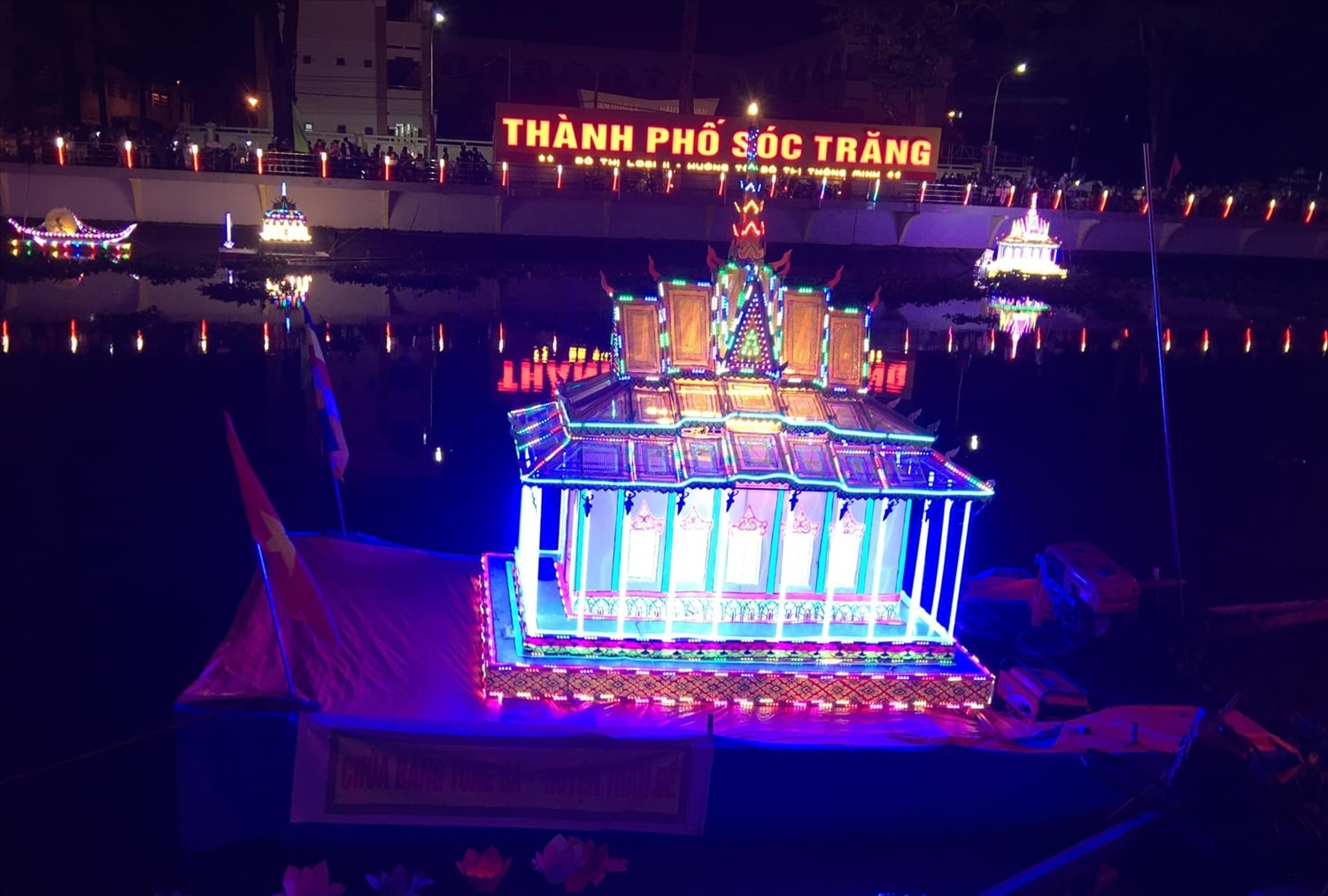 Thả Đèn nước và ghe Cà Hâu trên dòng sông Maspero trong Lễ hội