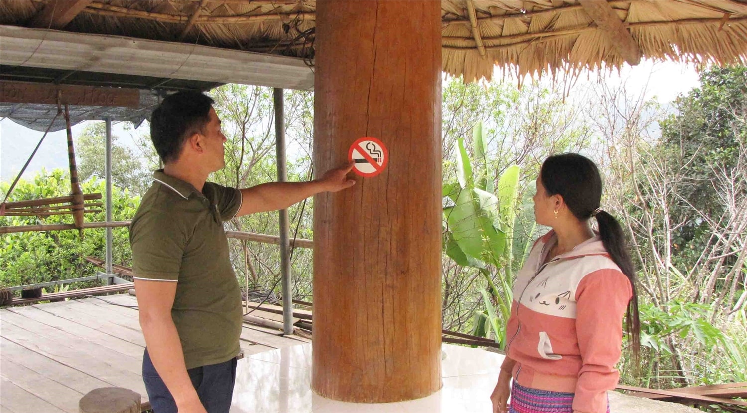Tại bản Huổi Chát (xã Nậm Manh, huyện Nậm Nhùn, Lai Châu) các biển báo cấm hút thuốc lá được treo nhiều nơi, góp phần nâng cao nhận thức cho người dân. Tại bản Huổi Chát (xã Nậm Manh, huyện Nậm Nhùn, Lai Châu) các biển báo cấm hút thuốc lá được treo nhiều nơi, góp phần nâng cao nhận thức cho người dân.