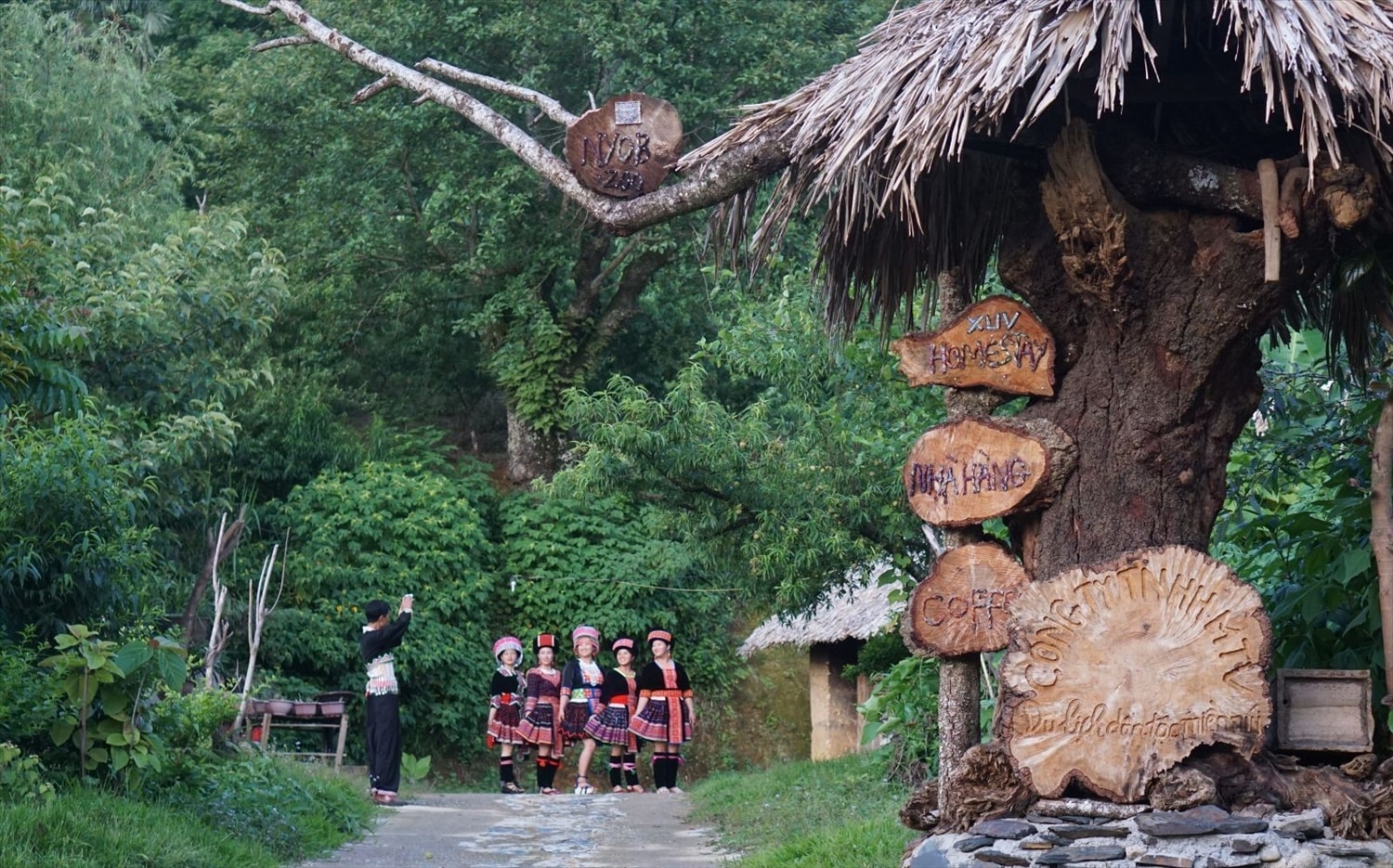 Với môi trường sống trong lành, không khói thuốc, bản Sin Suối Hồ (xã Sin Suối Hồ, huyện Phong Thổ, tỉnh Lai Châu) trở thành địa điểm hấp dẫn thu hút khách du lịch. Với môi trường sống trong lành, không khói thuốc, bản Sin Suối Hồ (xã Sin Suối Hồ, huyện Phong Thổ, tỉnh Lai Châu) trở thành địa điểm hấp dẫn thu hút khách du lịch.