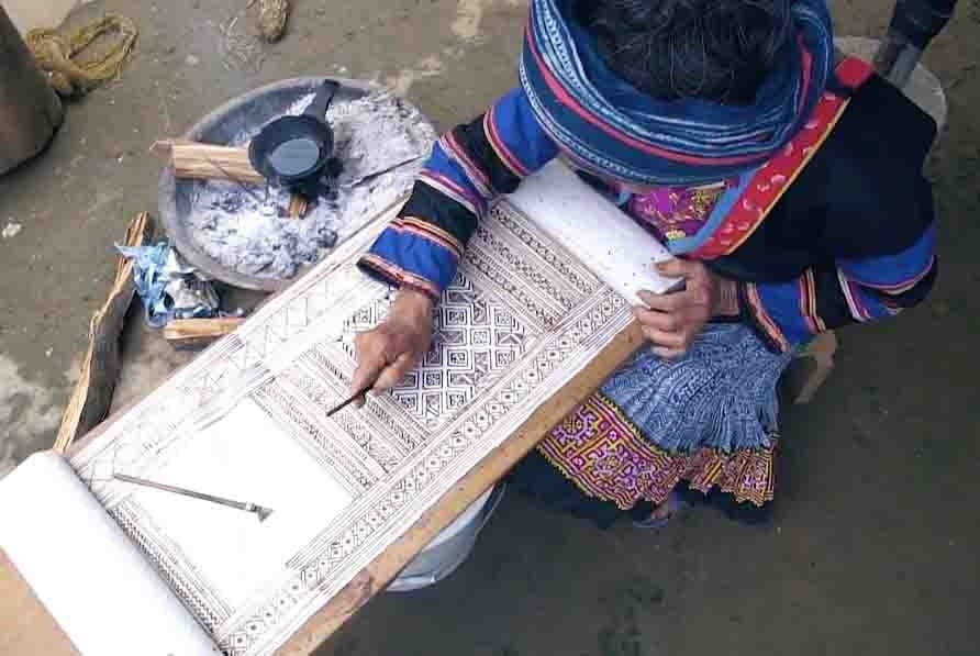 Những họa tiết tỉ mỉ được vẽ bằng sáp ong, biểu hiện cho thế giới vũ trụ của người Mông (Ảnh: Mai Vân).