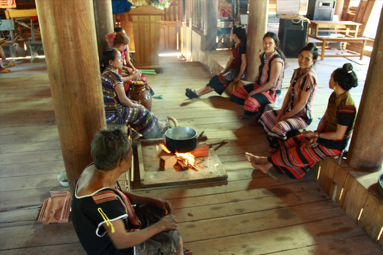 Khi thực hiện nghi lễ, bà con dân tộc Brâu ngồi hai bên bếp lửa làm lễ