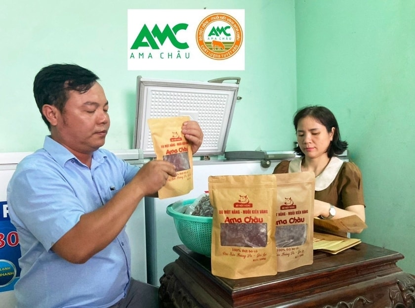Ông Ngô Đức Mạo, Chủ cơ sở sản xuất bò một nắng Ama Châu đang đóng gói sản phẩm
