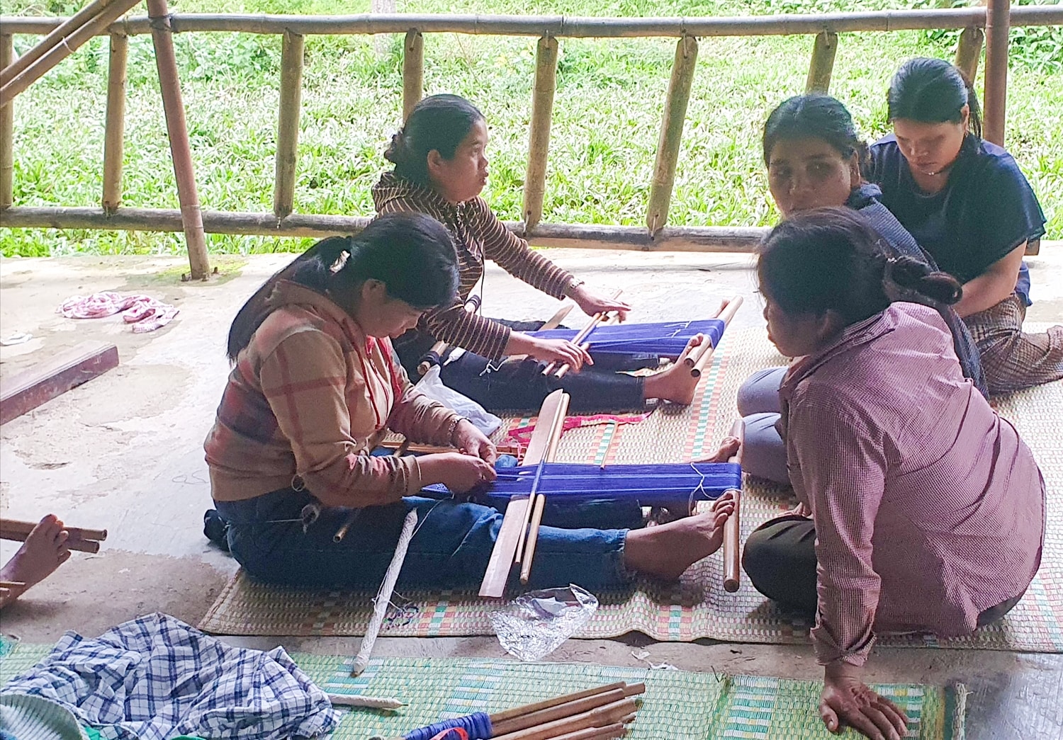 Các thành viên trong tổ dệt chỉ nhau cách tạo nên những sản phẩm thổ cẩm độc đáo Các thành viên trong tổ dệt chỉ nhau cách tạo nên những sản phẩm thổ cẩm độc đáo
