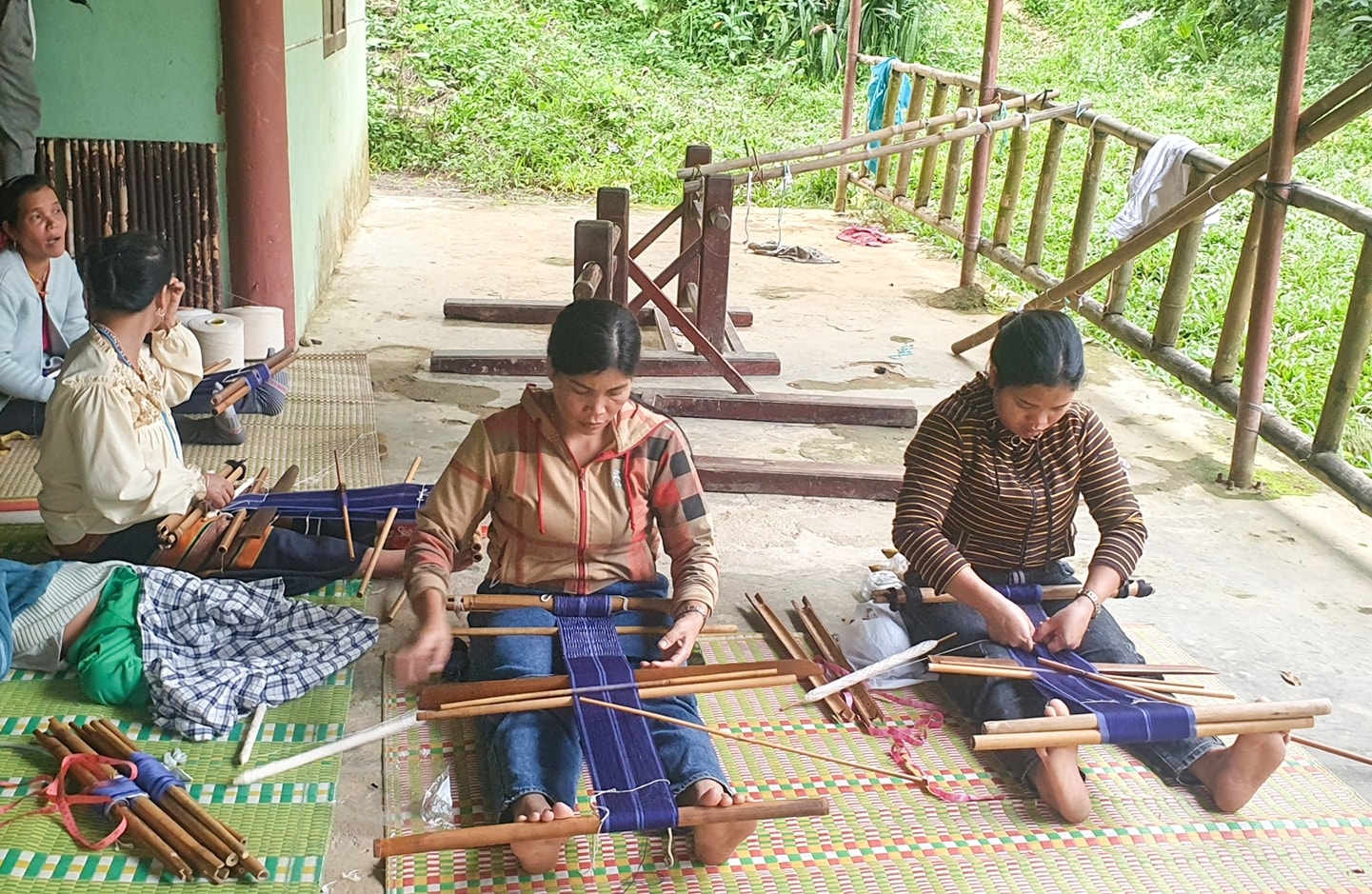 Mặc dù thu nhập thấp từ nghề dệt, nhưng người dân vẫn miệt mài giữ làng nghề vì sợ mai một Mặc dù thu nhập thấp từ nghề dệt, nhưng người dân vẫn miệt mài giữ làng nghề vì sợ mai một