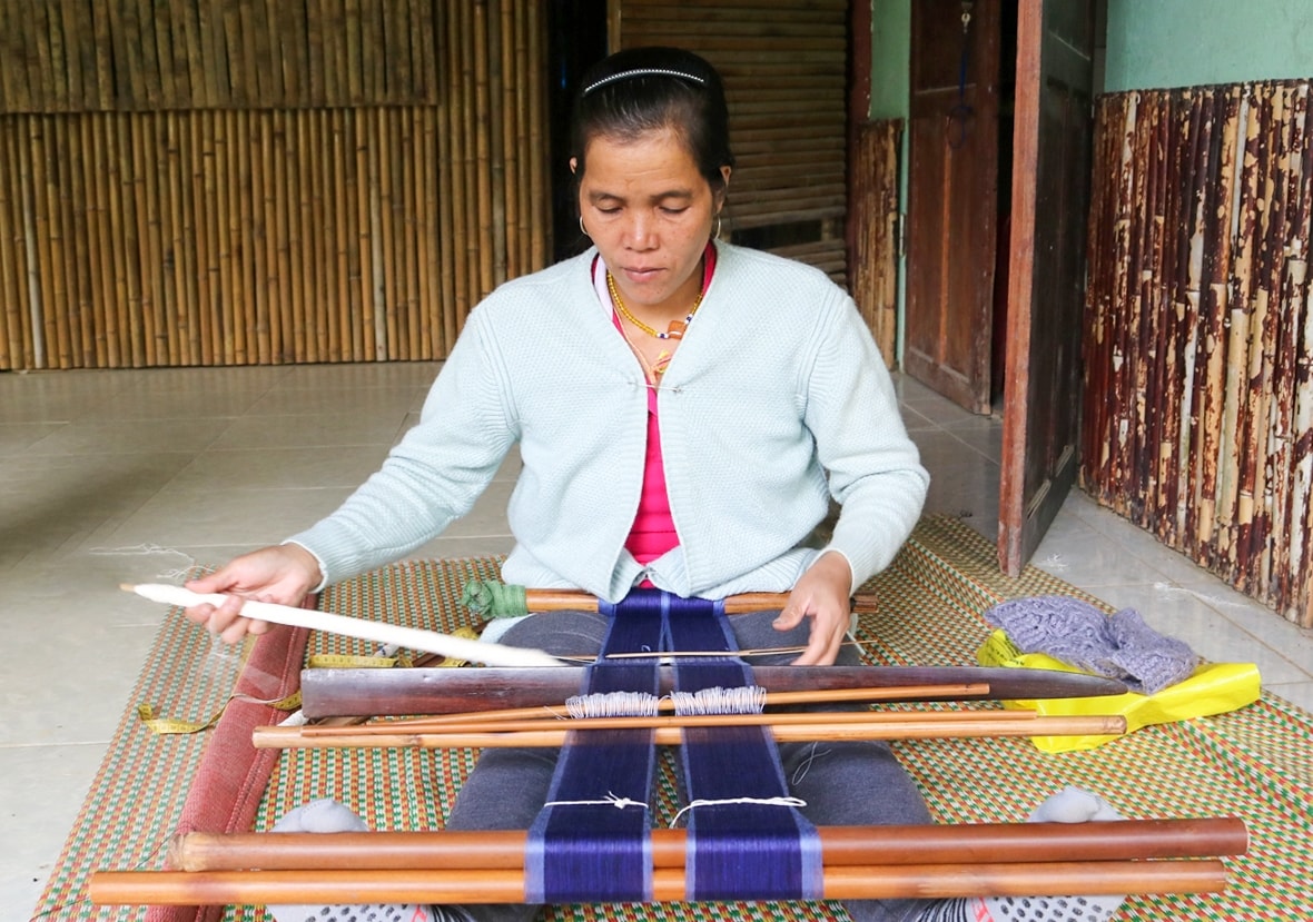 Bà Bling Thị Têng đang miệt mài giữ nghề truyền thống của đồng bào mình Bà Bling Thị Têng đang miệt mài giữ nghề truyền thống của đồng bào mình