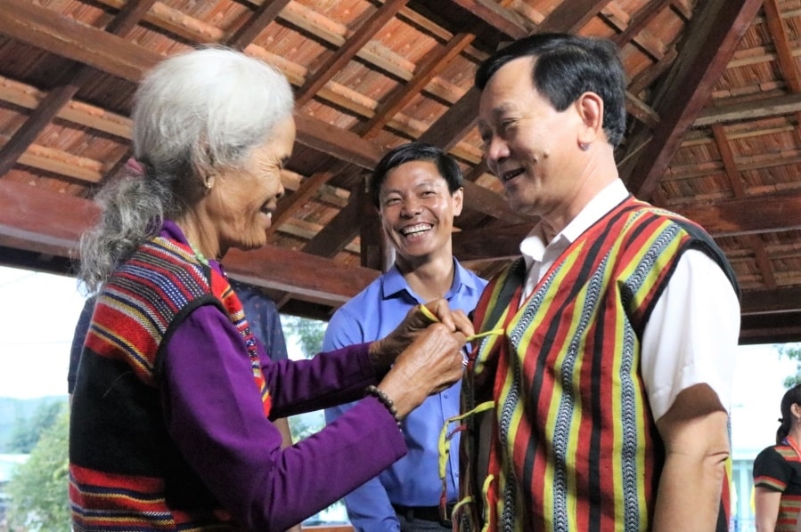 Già làng Y Pan ở thôn Đăk Mế tặng Bí thư Tỉnh ủy Kon Tum Dương Văn Trang chiếc áo thổ cẩm do bà con dân tộc Brâu dệt. Già làng Y Pan ở thôn Đăk Mế tặng Bí thư Tỉnh ủy Kon Tum Dương Văn Trang chiếc áo thổ cẩm do bà con dân tộc Brâu dệt.