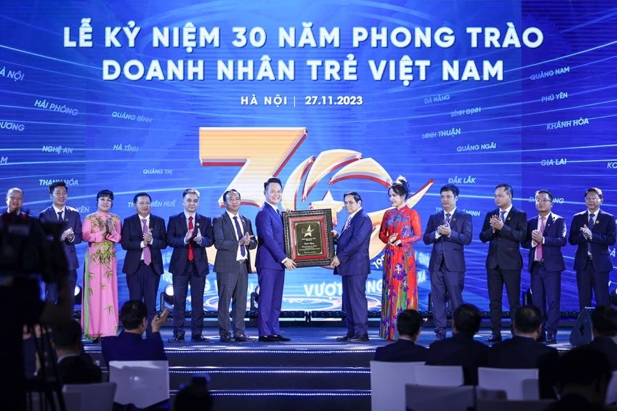 Thủ tướng Phạm Minh Chính tặng bức phù điêu cho Hội Doanh nhân trẻ Việt Nam - Ảnh: VGP/Nhật Bắc Thủ tướng Phạm Minh Chính tặng bức phù điêu cho Hội Doanh nhân trẻ Việt Nam - Ảnh: VGP/Nhật Bắc
