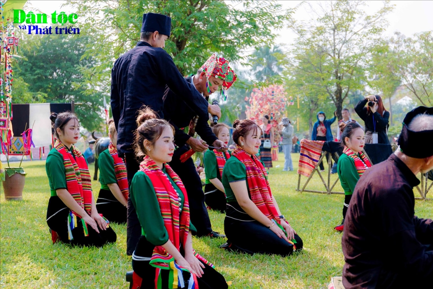 Nghi lễ “Điểm con nuôi” cầu xin phù hộ cho họ có sức khỏe, cuộc sống bình yên, no đủ.