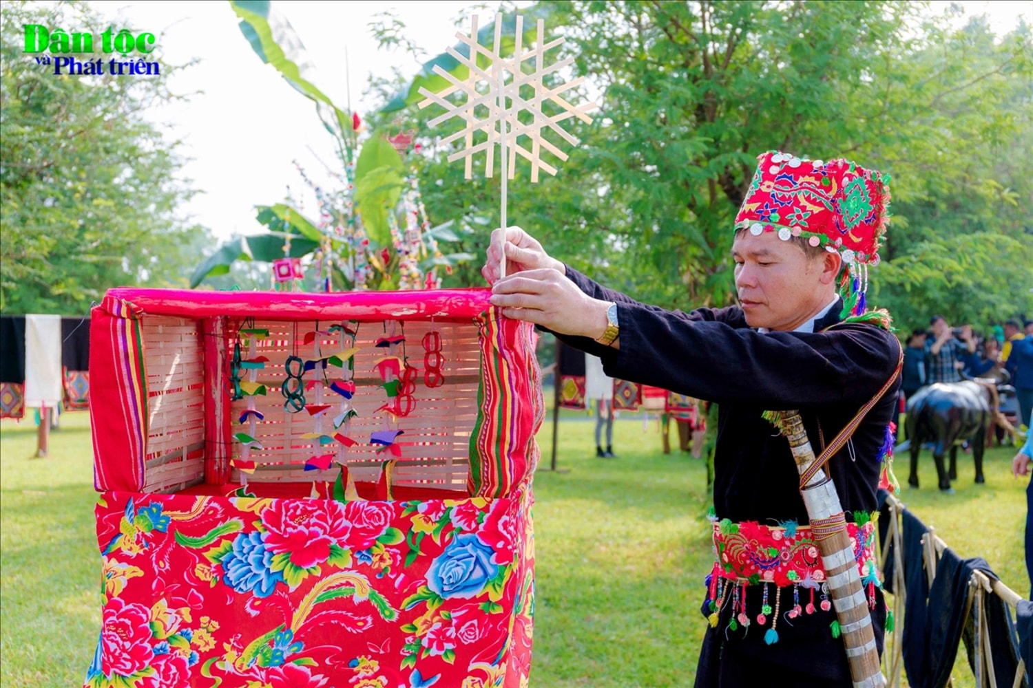 Phần lễ thực hiện các nghi lễ cúng Then “Thỉnh đoàn quân mo”, “Thỉnh thần linh bản mường”, “Điểm Mâm”, “Dâng rượu cần”...