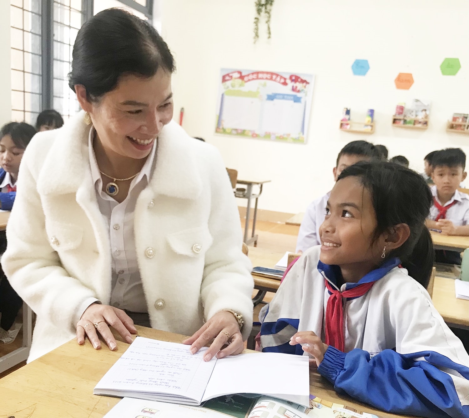 Cô và trò Trường Tiểu học Đăk Hà trao đổi bài mới