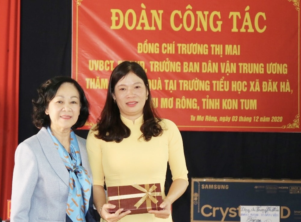 Cô giáo Hồ Thị Thùy Vân nhận quà từ Ủy viên Bộ Chính trị, Thường trực Ban Bí thư, Trưởng Ban Tổ chức Trung ương Trương Thị Mai tặng cho Trường Tiểu học Đắk Hà khi về thăm trường
