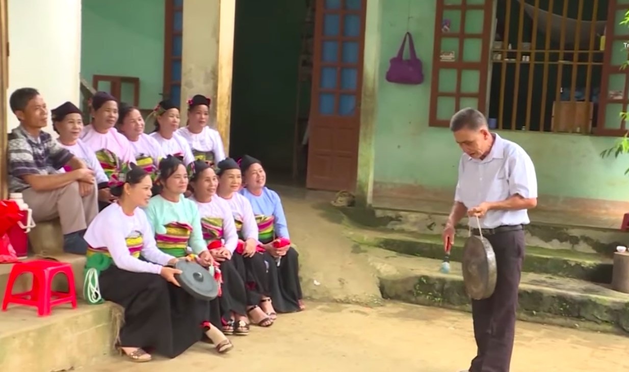 Nghệ nhân Phạm Vũ Vượng, xã Quang Trung, huyện Ngọc Lặc, tỉnh Thanh Hóa hướng dẫn đồng bào đánh cồng, chiêng Mường Nghệ nhân Phạm Vũ Vượng, xã Quang Trung, huyện Ngọc Lặc, tỉnh Thanh Hóa hướng dẫn đồng bào đánh cồng, chiêng Mường