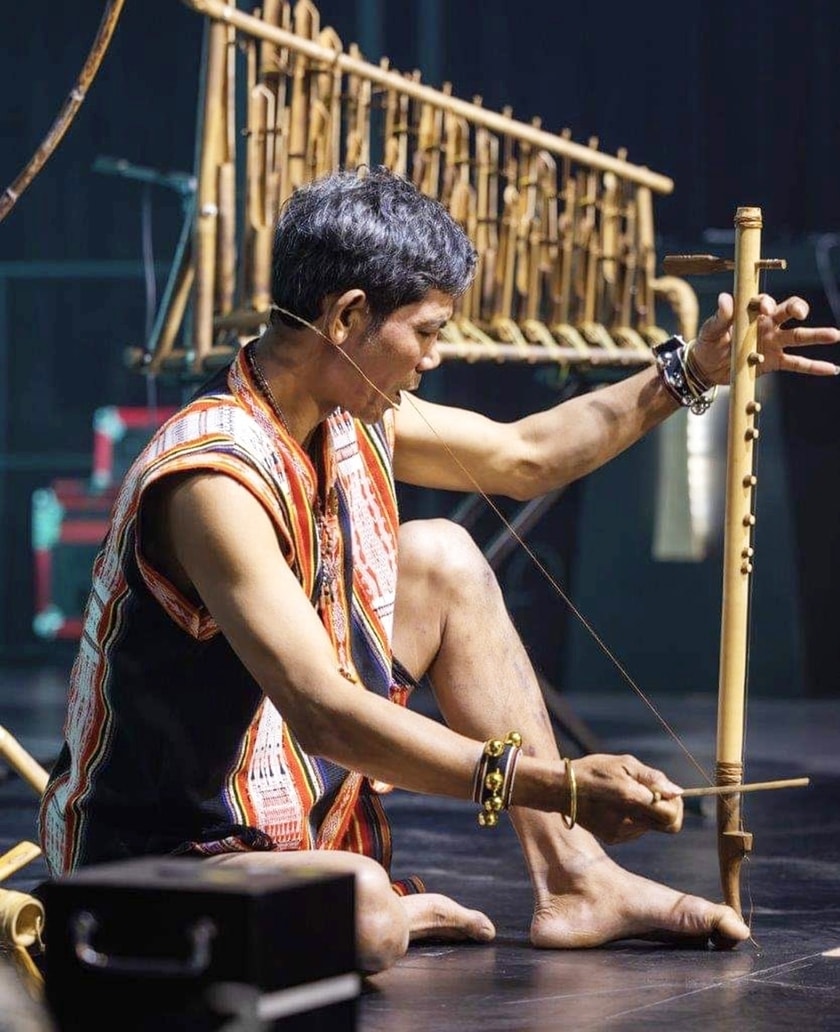 Nghệ nhân Ưu tú Rơ Châm Tih biểu diễn đàn kơ ní trên sân khấu tại Sydney. Ảnh nhân vật cung cấp. Nghệ nhân Ưu tú Rơ Châm Tih biểu diễn đàn kơ ní trên sân khấu tại Sydney. Ảnh nhân vật cung cấp.
