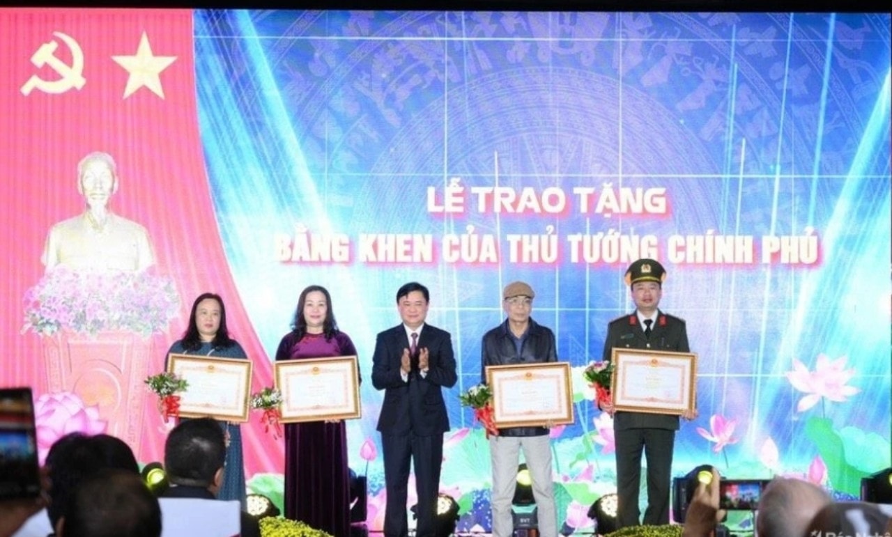 Ông Trương Thanh Hải (thứ 2 bìa phải) nhận Bằng khen của Thủ tướng Chính phủ dành cho điển hình tiêu biểu về Học tập và làm theo tư tưởng, đạo đức, phong cách Hồ Chí Minh do Bí thư tỉnh ủy Nghệ An Thái Thanh Quý thừa uỷ quyền trao tặng Ông Trương Thanh Hải (thứ 2 bìa phải) nhận Bằng khen của Thủ tướng Chính phủ dành cho điển hình tiêu biểu về Học tập và làm theo tư tưởng, đạo đức, phong cách Hồ Chí Minh do Bí thư tỉnh ủy Nghệ An Thái Thanh Quý thừa uỷ quyền trao tặng