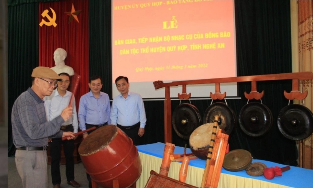 Nghệ nhân Trương Thanh Hải biểu diễn một trong số các nhạc cụ đồng bào Thổ Nghệ nhân Trương Thanh Hải biểu diễn một trong số các nhạc cụ đồng bào Thổ