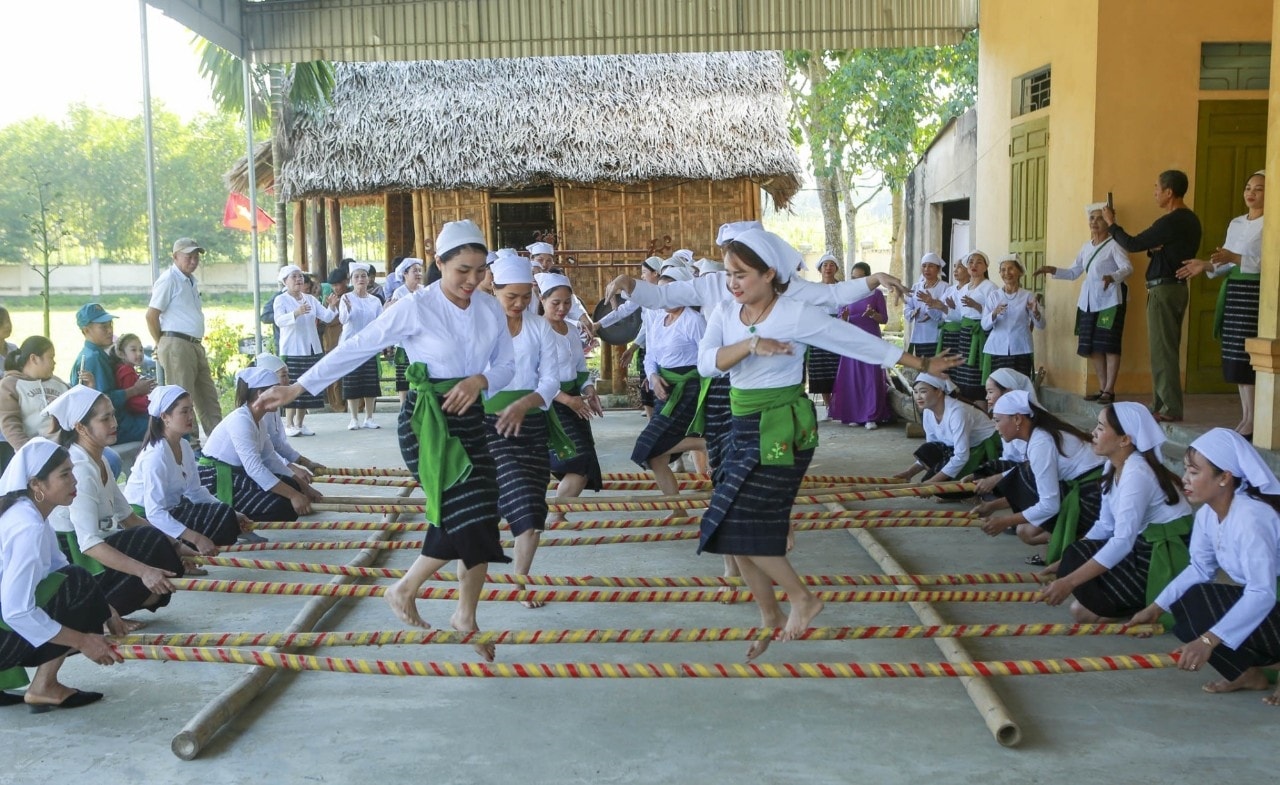 Một tiết mục văn nghệ tại xóm Mo Mới có công lớn từ việc sưu tầm, phục dựng của nghệ nhân Hải Một tiết mục văn nghệ tại xóm Mo Mới có công lớn từ việc sưu tầm, phục dựng của nghệ nhân Hải