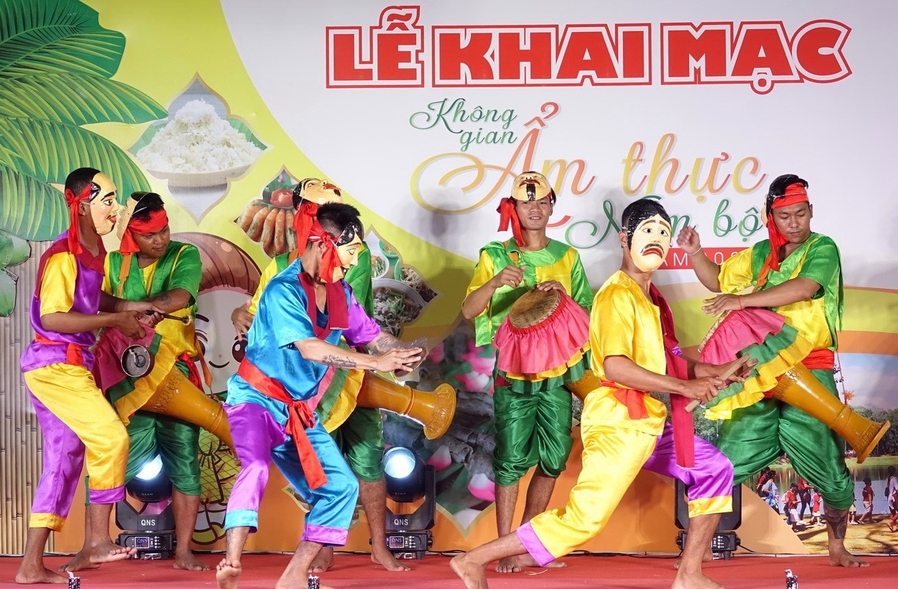 Biểu diễn nghệ thuật truyền thống Khai mạc Không giam Ẩm thực Nam bộ, nằm trong chuỗi hoạt động của 