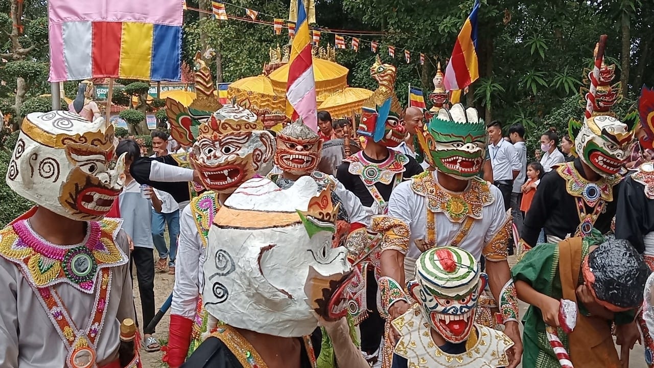 Đến với Trà Vinh, du khách có thể cảm nhận và trải nghiệm không khí lễ hội Ok Om Bok tràn ngập khắp mọi nơi 