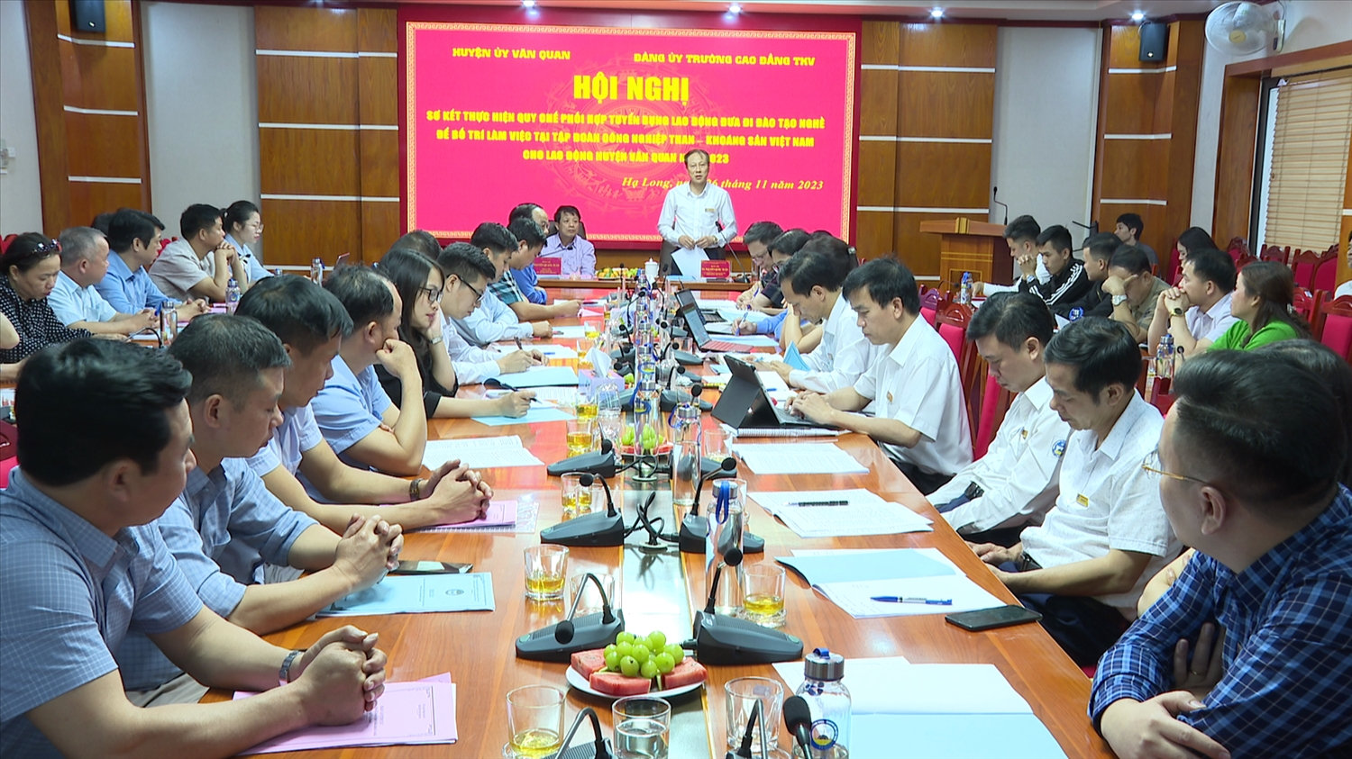 Quang cảnh buổi làm việc