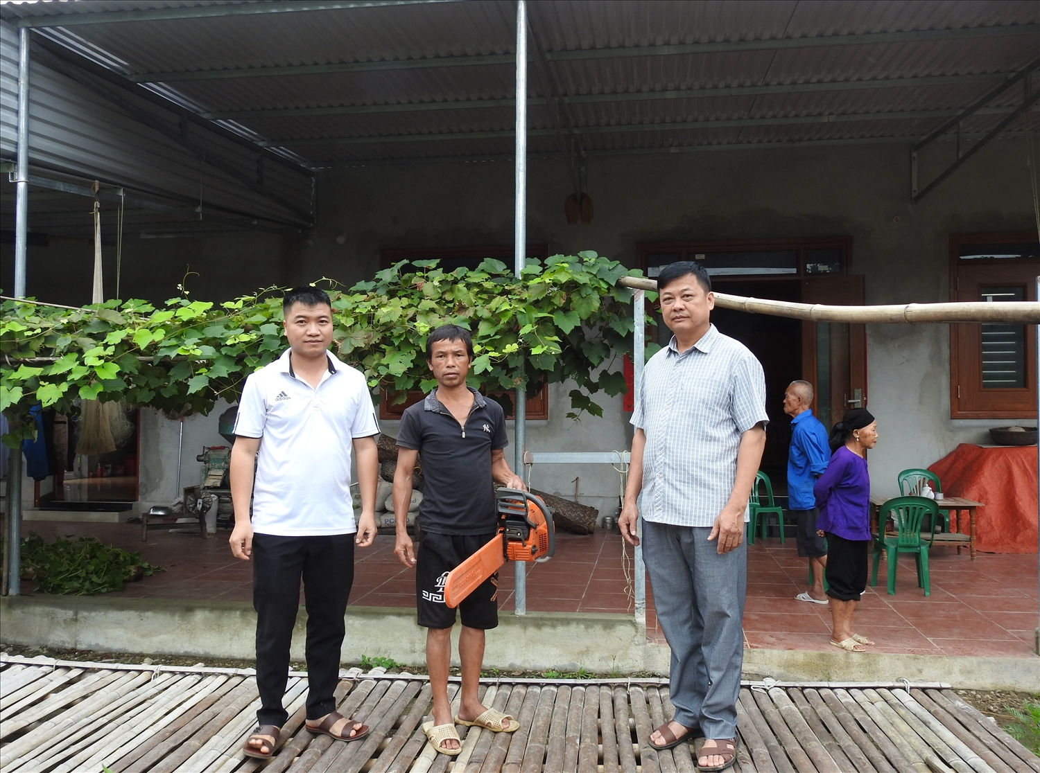  Anh Hứa Văn Phủ (đứng giữa), thôn Nà Sòm, xã Bắc La vui mừng nhận nông cụ chuyển đổi nghề bên căn nhà mới được hỗ trợ từ nguồn vốn Chương trình MTQG 1719