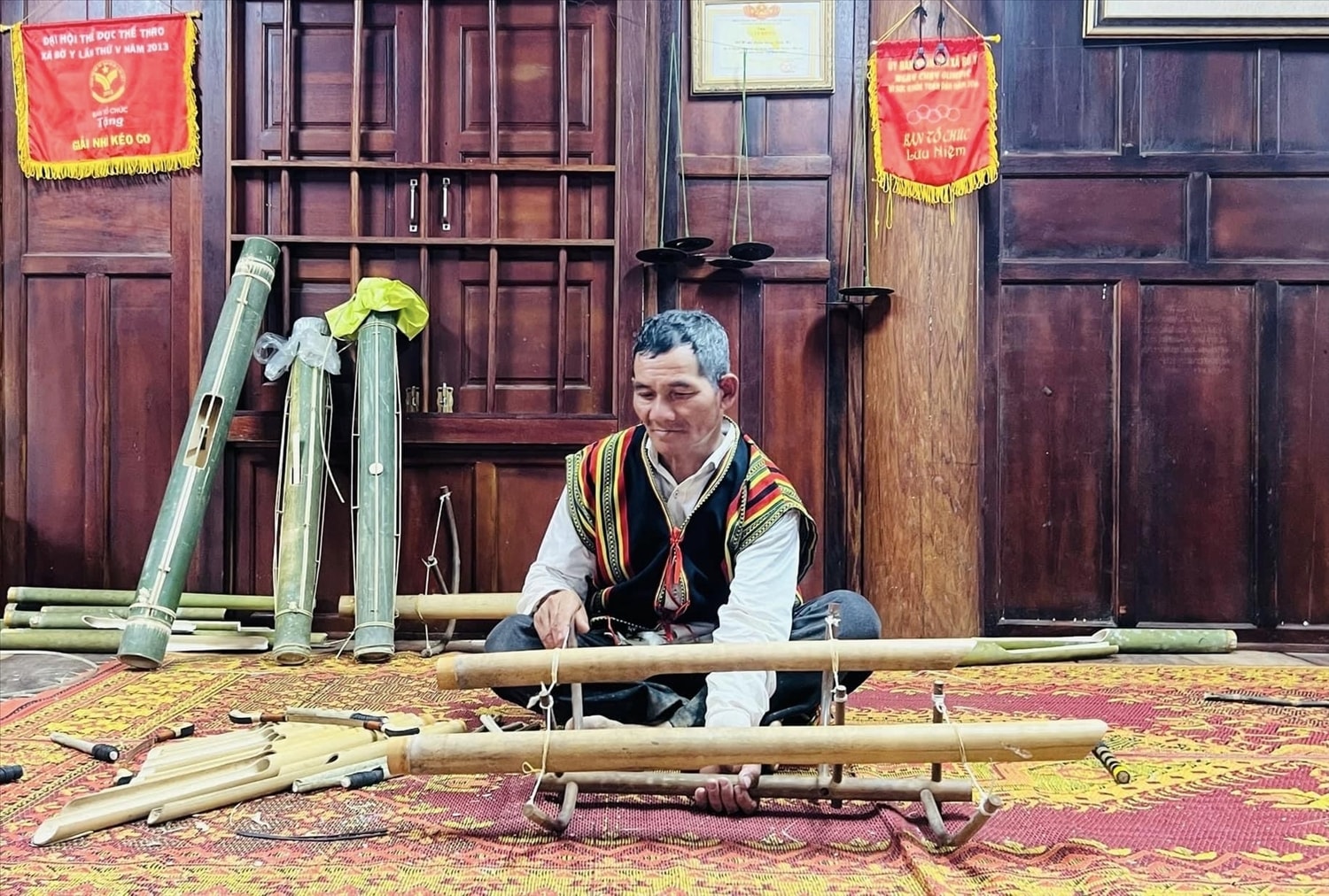 Không chỉ thông thạo đánh chiêng, nghệ nhân Thao La còn sử dụng các nhạc cụ truyền thống của người Brâu