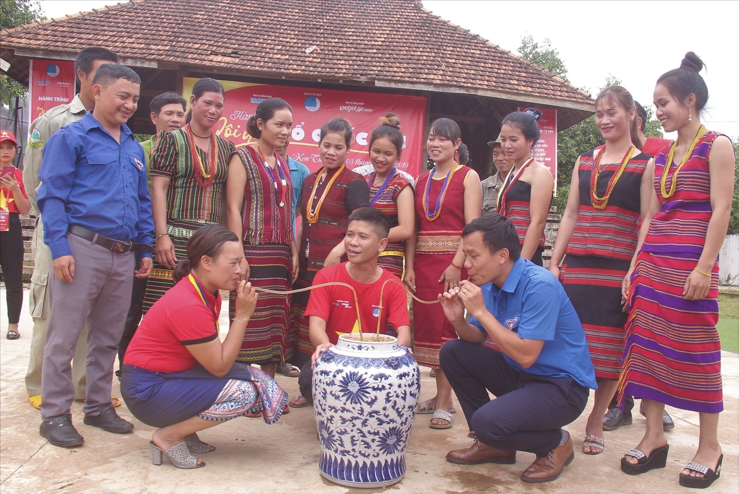 Rượu cần của dân tộc Brâu được ủ bằng men lá mang hương vị riêng