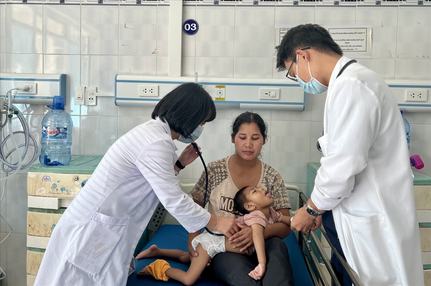 Y, bác sĩ Bệnh viện Nhi tỉnh Gia Lai thăm khám cho bệnh nhi bị viêm phổi trên nền suy dinh dưỡng