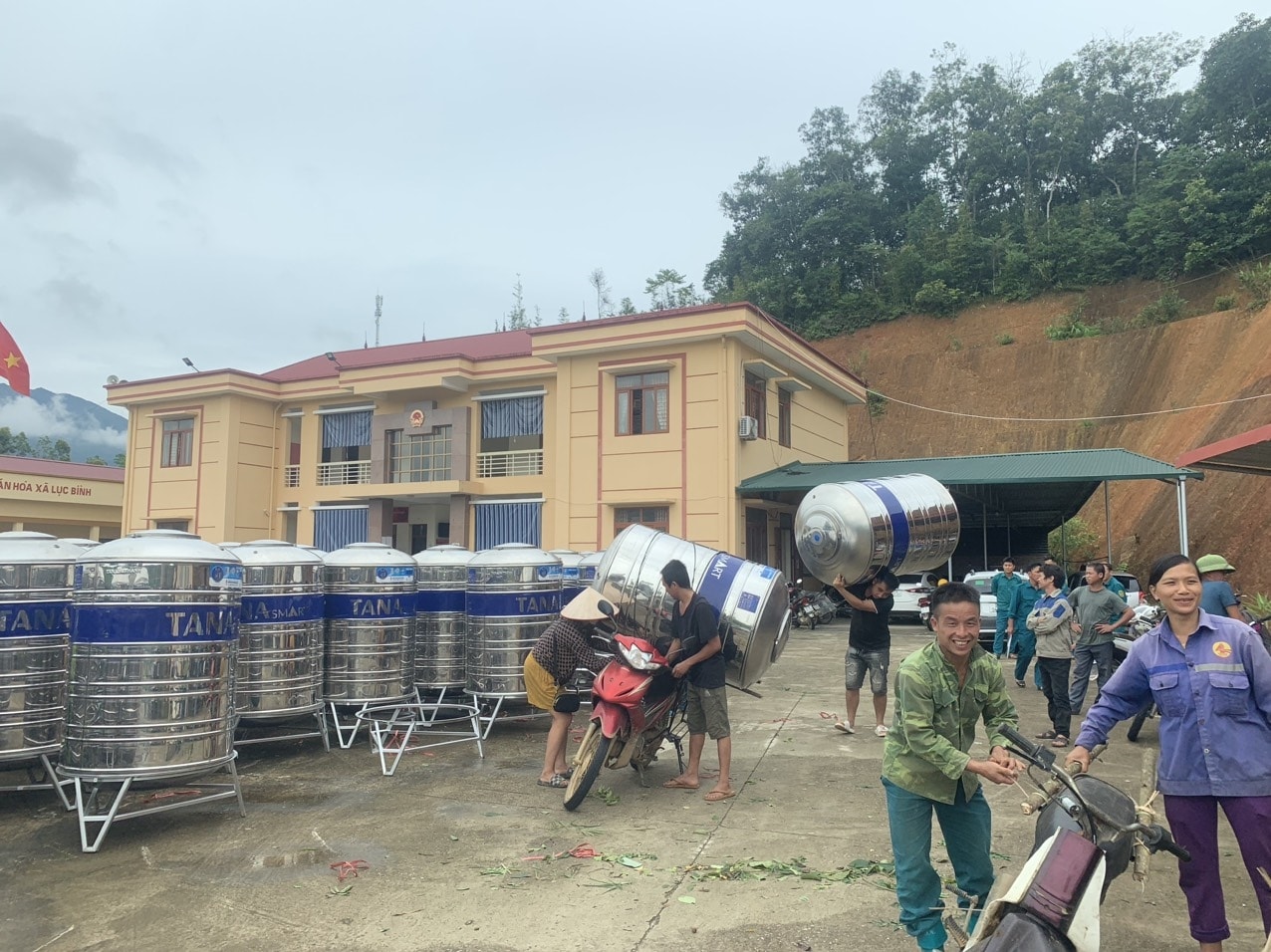 Đồng bào các DTTS được hỗ trợ để tiếp cận đầy đủ các dịch vụ xã hội cơ bản. (Trong ảnh: Huyện Bạch Thông, tỉnh Bắc Kạn hỗ trợ téc nước cho người dân từ vốn Chương trình MTQG phát triển kinh tế - xã hội vùng đồng bào DTTS và miền núi giai đoạn 2021 – 2025)
