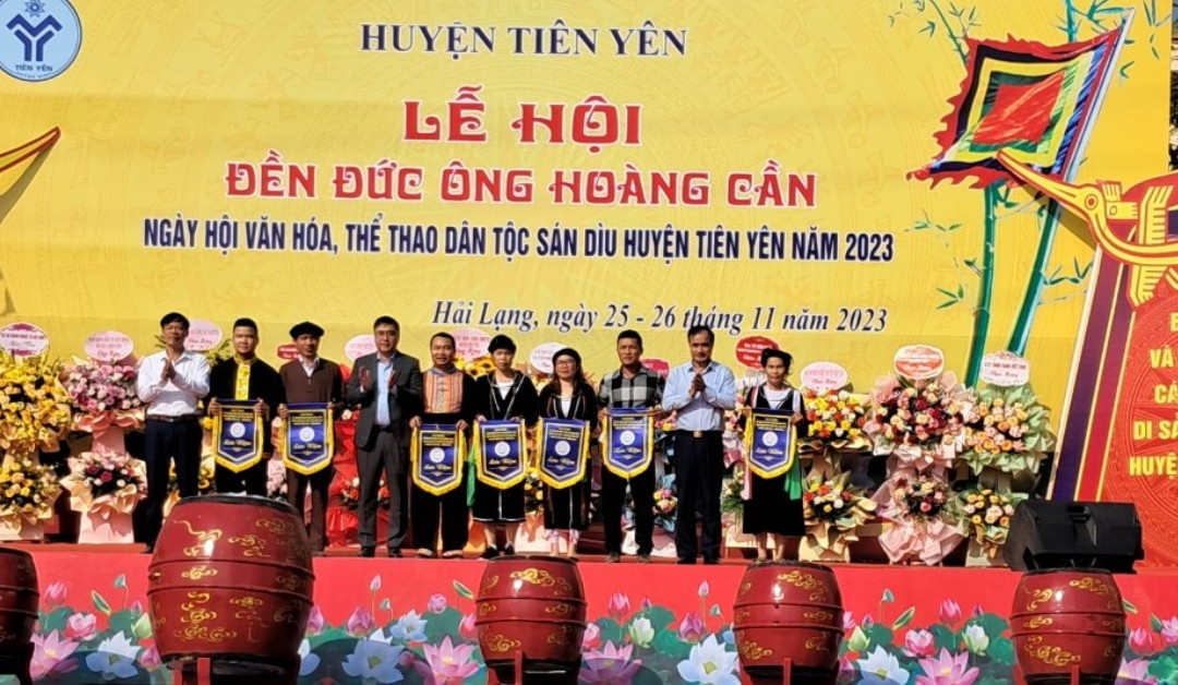 Ban tổ chức tặng cờ lưu niệm các đoàn tham gia lễ hội