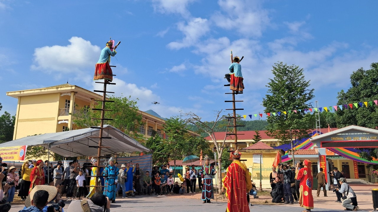 Trích đoạn dựng thang dao (múa gà) của người Sán Dìu