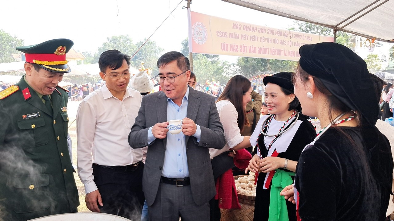 Đại biểu tham quan các gian hàng trưng bày giới thiệu, bán các sản phẩm truyền thống đặc trưng của người dân tộc Sán Dìu