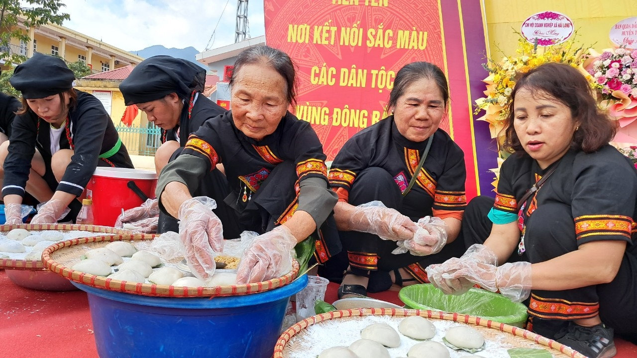 Phần thi gói bánh bạc đầu của người Sán Dìu