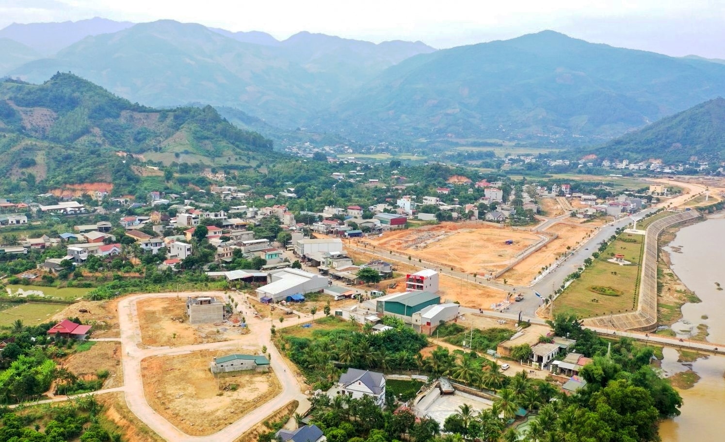 NĐ 05 là một dấu mốc trong việc ban hành, hoàn thiện thể chế để thực hiện chính sách dân tộc, tạo đọt phá làm thay đổi căn bản diện mạo vùng đồng bào DTTS và miền núi. (Trong ảnh: Một góc thị trấn Sông Mã, huyện Sông Mã, tỉnh Sơn La)