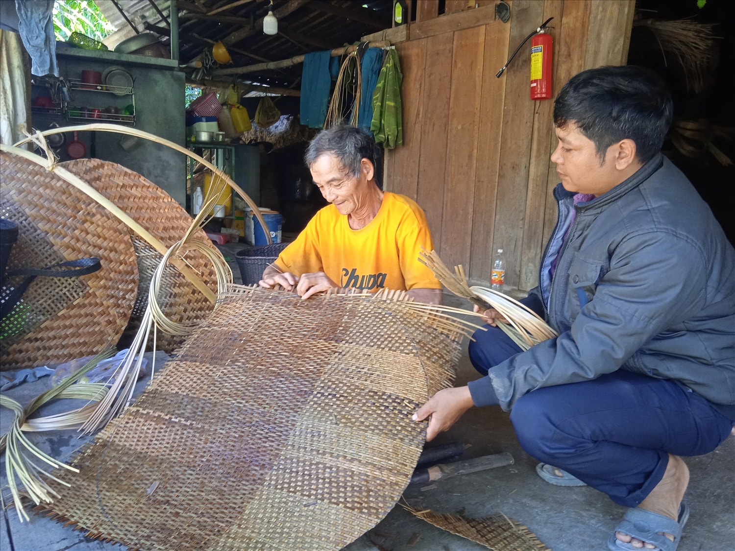 CDE BANDIENTU Người đàn ông Tà Riềng vẹn nguyên tình yêu với nghề đan lát 1