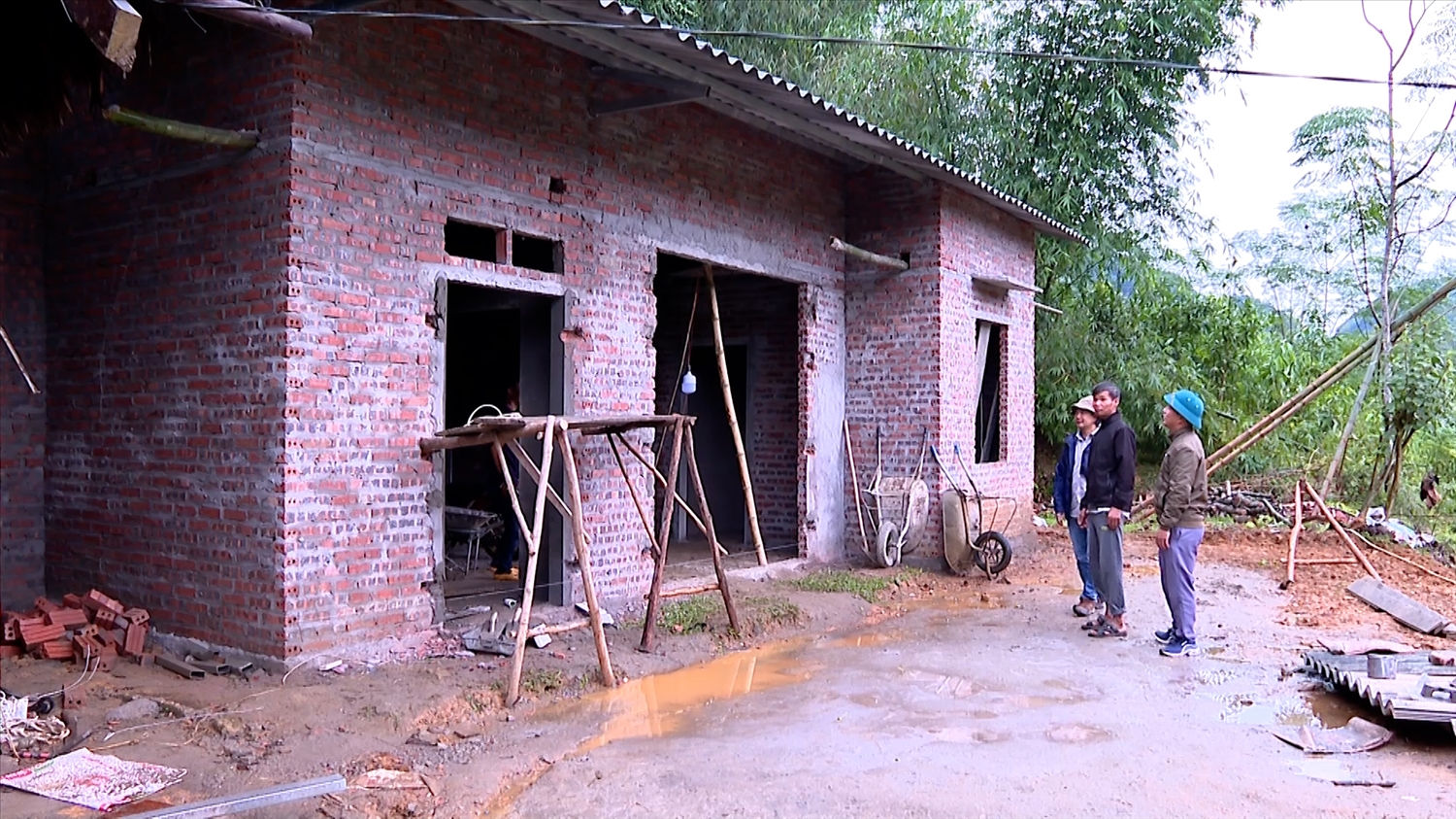 Gia đình anh Lạc Thế Tuyên ở xã Việt Hồng, huyện Trấn Yên trước ngôi nhà mới đang được hoàn thiện bằng sự hỗ trợ tiền xã hội hóa, cũng như của anh em trong gia đình Gia đình anh Lạc Thế Tuyên ở xã Việt Hồng, huyện Trấn Yên trước ngôi nhà mới đang được hoàn thiện bằng sự hỗ trợ tiền xã hội hóa, cũng như của anh em trong gia đình