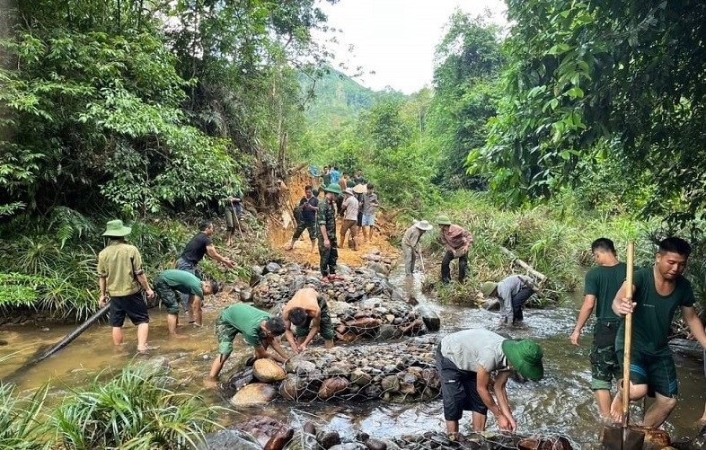 Hỗ trợ cùng người dân xã Nậm Giải huyện biên giới Quế Phong làm đường giao thông