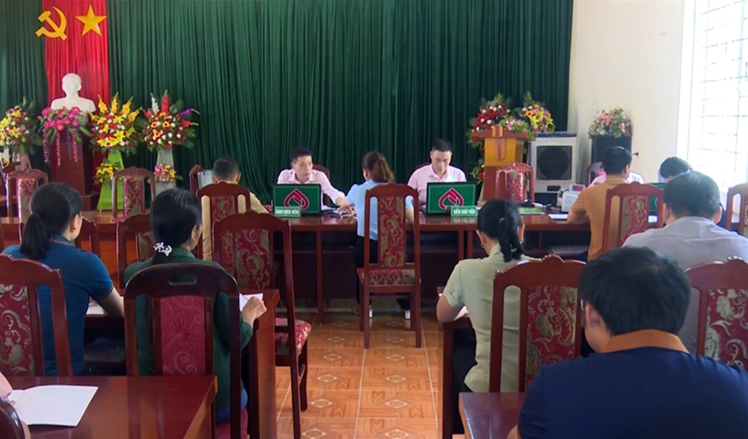 Nhờ nguồn lực từ Chương trình MTQG 1719 đã giúp người dân vùng đồng bào DTTS có nhà mới khang trang Ngân hàng CSXH tỉnh Bắc Kạn làm thủ tục giải ngân cho người dân