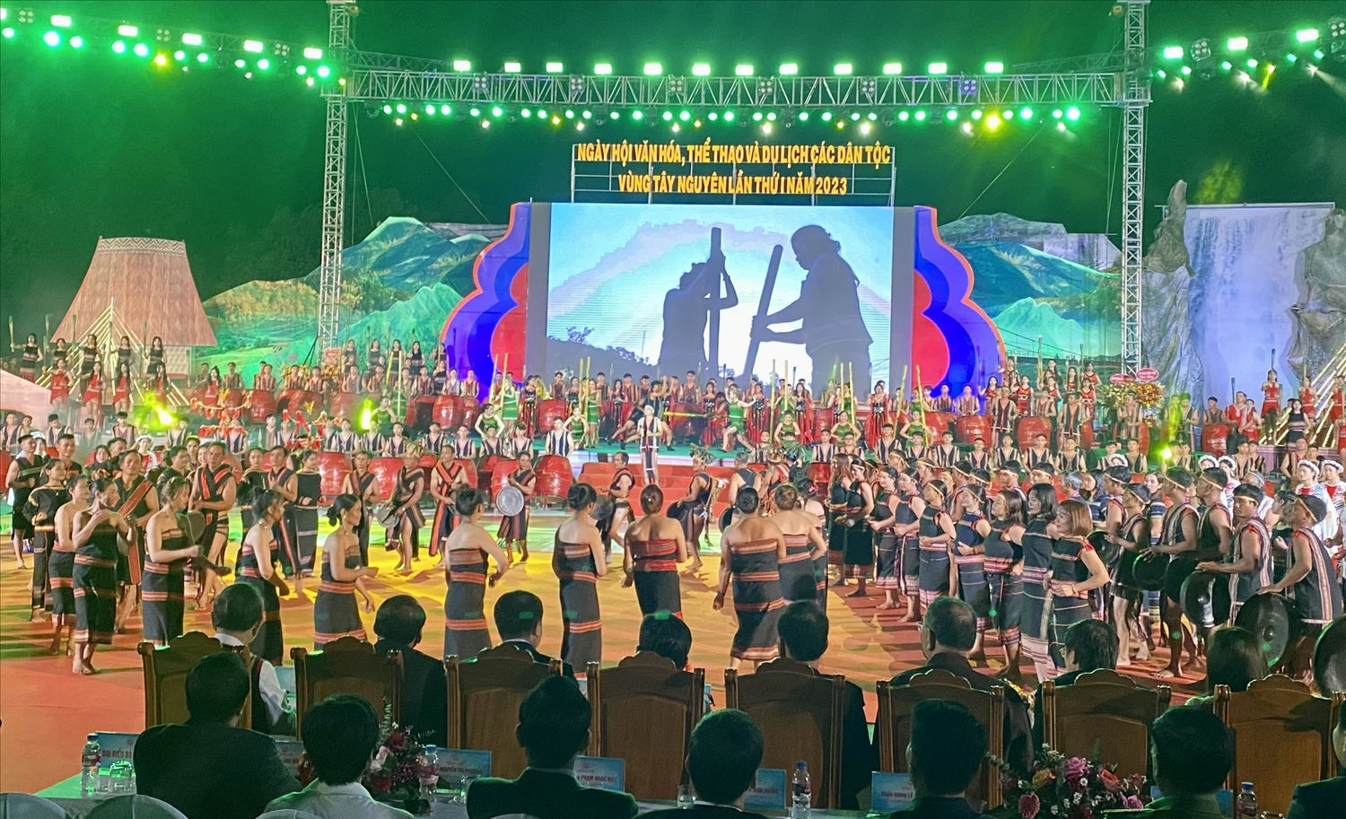 Tiếng cồng chiêng vang lên, những vòng xoang nối dài trong tình đoàn kết các dân tộc anh em