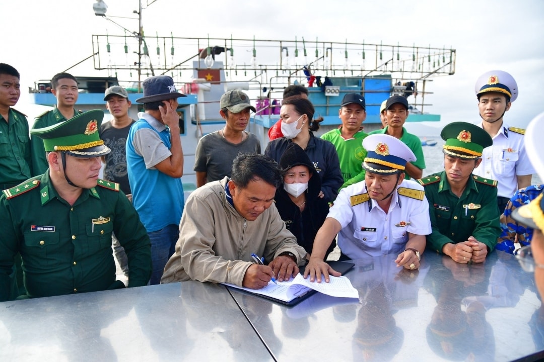 Bàn giao 14 ngư dân Bình Định gặp nạn cho địa phương Bàn giao 14 ngư dân Bình Định gặp nạn cho địa phương