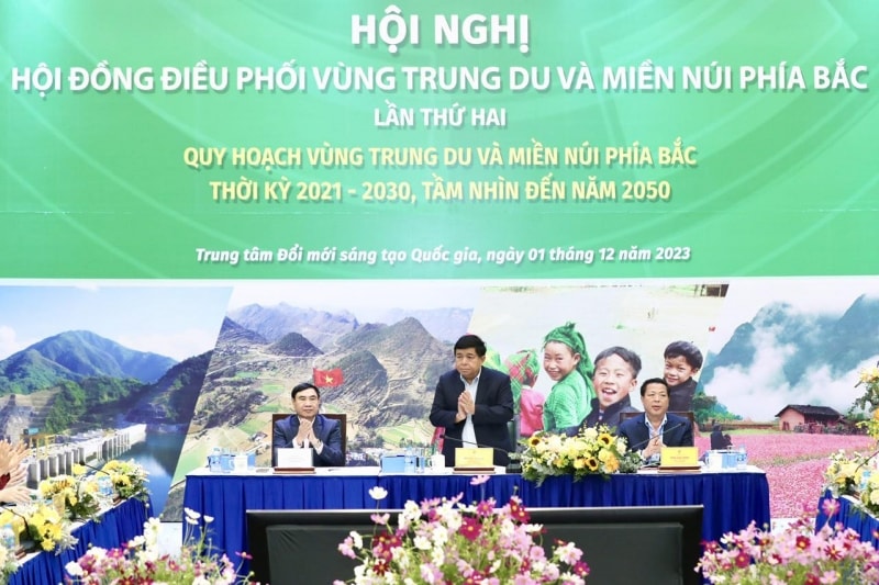 Bộ trưởng Bộ Kế hoạch và Đầu tư Nguyễn Chí Dũng và Bí thư Tỉnh ủy Cao Bằng Trần Hồng Minh, Bí thư Tỉnh ủy Điện Biên Trần Quốc Cường chủ trì hội nghị.