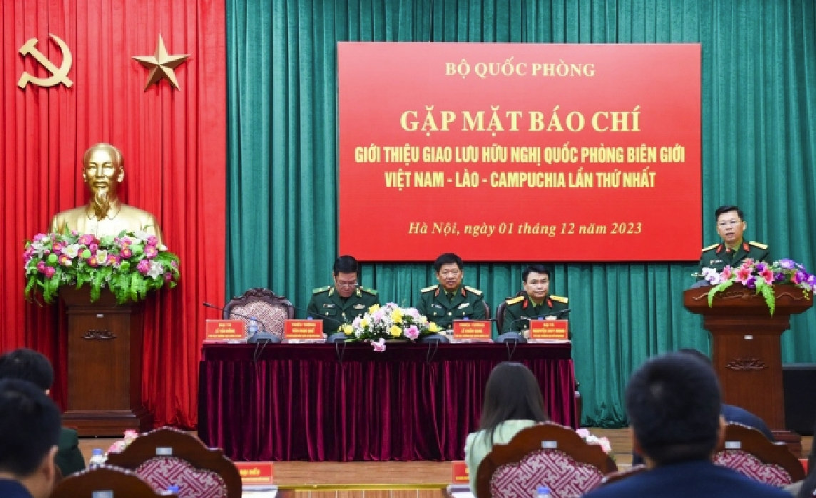 Các đại biểu Bộ Quốc phòng tham dự cuộc họp báo sáng nay