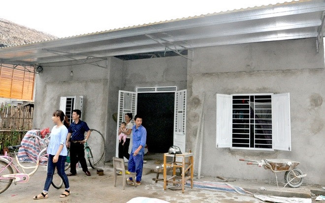 Những ngôi nhà ở mới chắc chắn, an toàn là động lực để người dân nghèo phấn đấu phát triển kinh tế. 